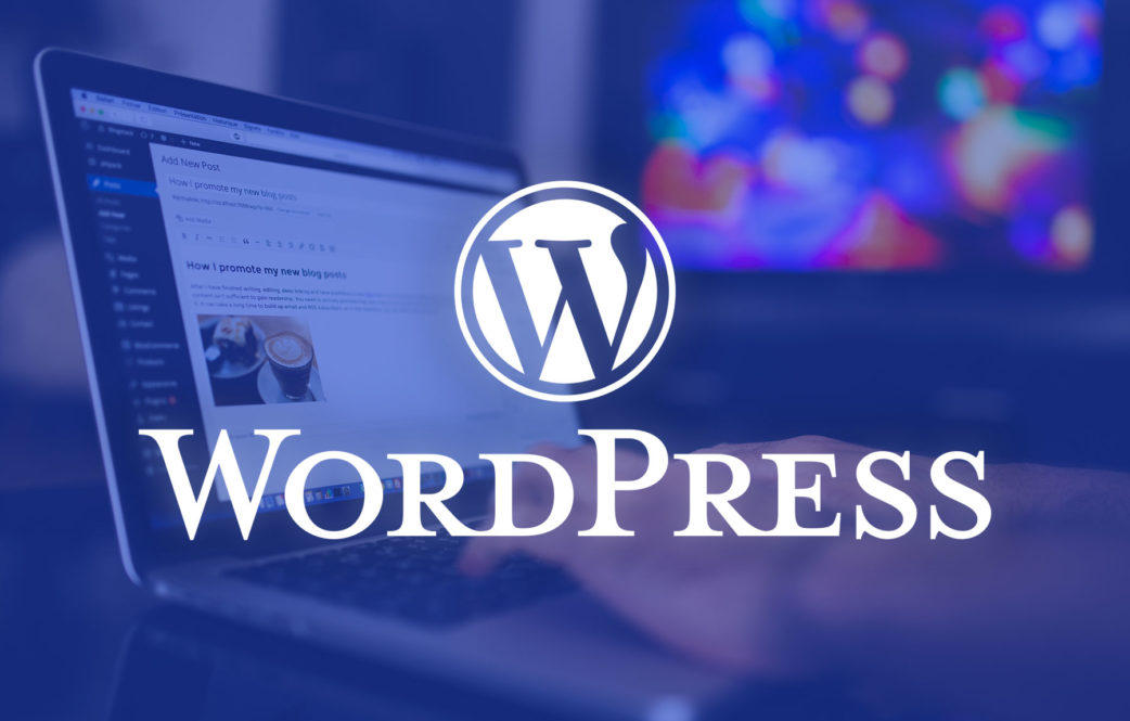 La interfaz de administración del blog de WordPress se muestra en la pantalla de la computadora portátil, con el logotipo de WordPress superpuesto en el frente.