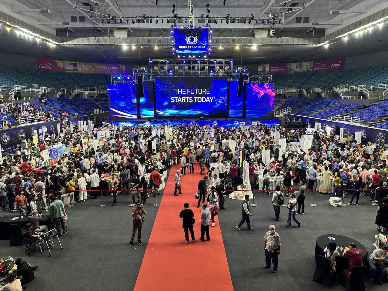 Importación reventa Transfronteriza EC Un gran número de personas se han reunido en la arena del evento tecnológico, y las palabras "El futuro comienza hoy" se muestran en el escenario central.